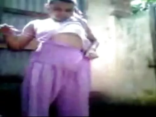 छोटो स्कर्टमा खराब क ...
